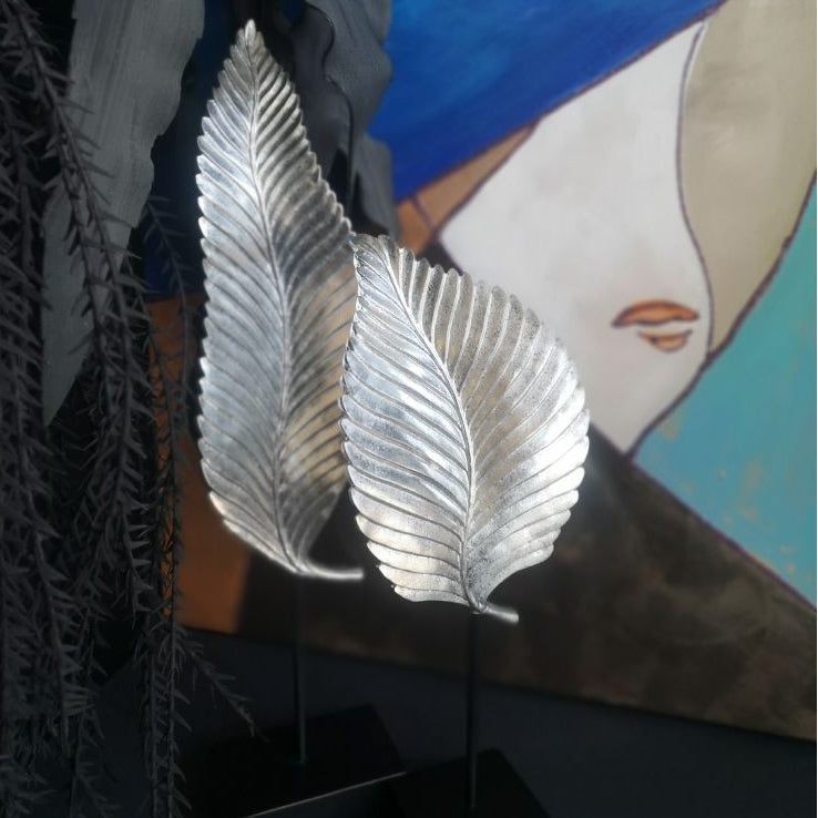 Decorațiune URMO argintie cu bază neagră, 17 x 13 x 42 cm