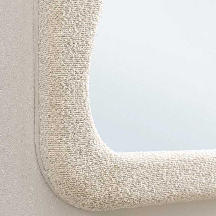 Oglindă WHITE BOUCLE cu ramă din MDF îmbrăcată în țesătură bouclé, 60 x 160 cm