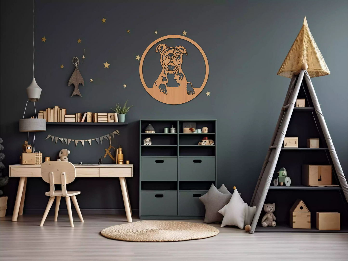 Această decorațiune simbolizează prietenia, loialitatea și energia pozitivă pe care doar un câine o poate aduce în viața noastră. Cu un design expresiv și detalii atent conturate, acest decor înfățișează un câine jucăuș și prietenos, fiind un omagiu adus celui mai bun prieten al omului. Este o alegere inspirată pentru cadouri sau pentru a-ți decora casa cu ceva care te face să zâmbești de fiecare dată când îl privești.