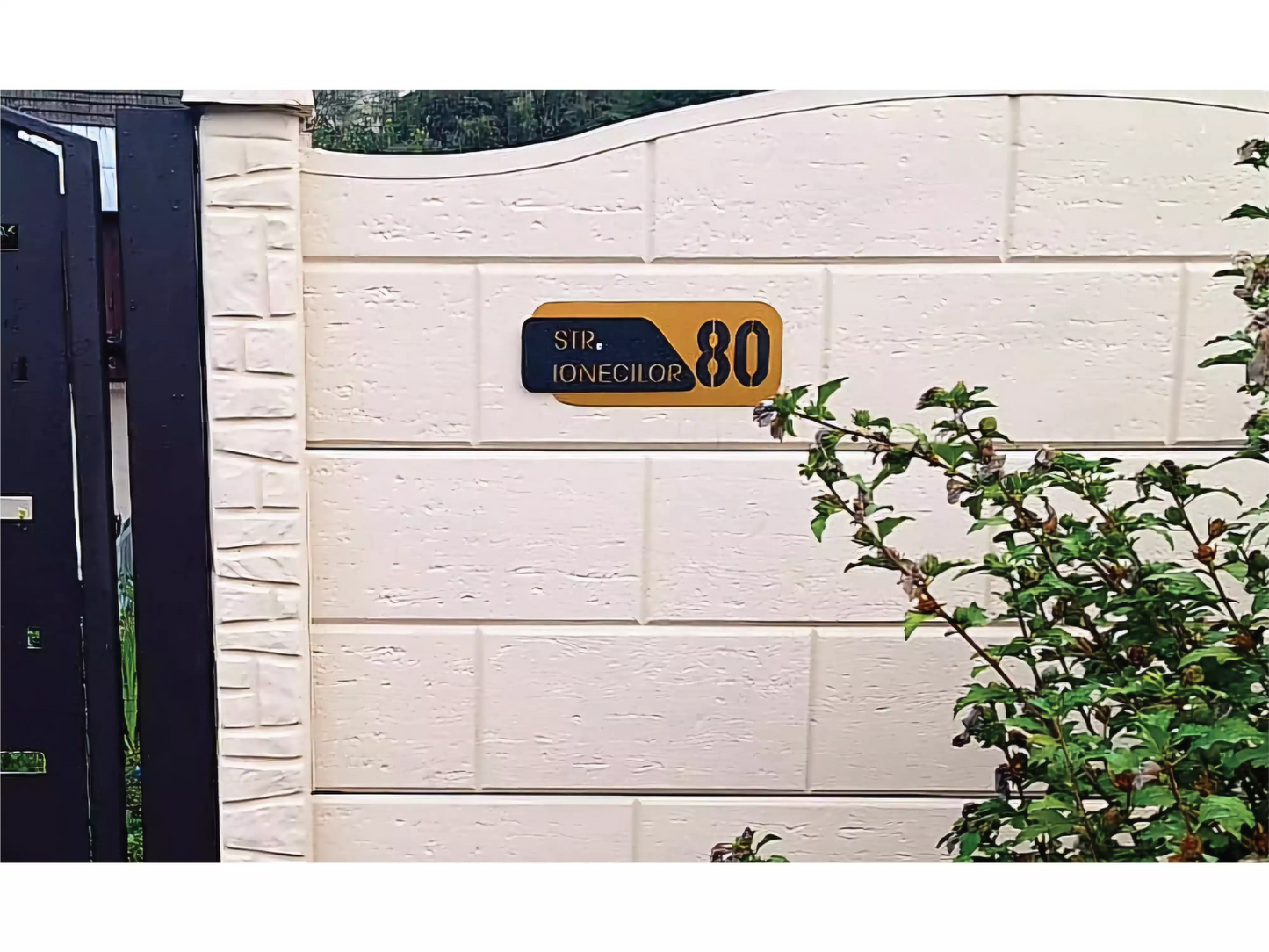 plăcuță număr casă personalizată acrilic negru și auriu, număr casă personalizat modern exterior, plăcuță număr poartă acrilic negru auriu