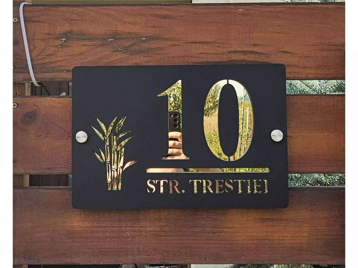 plăcuță număr casă personalizată acrilic negru și aurie, număr casă personalizat modern exterior, plăcuță număr poartă design premium