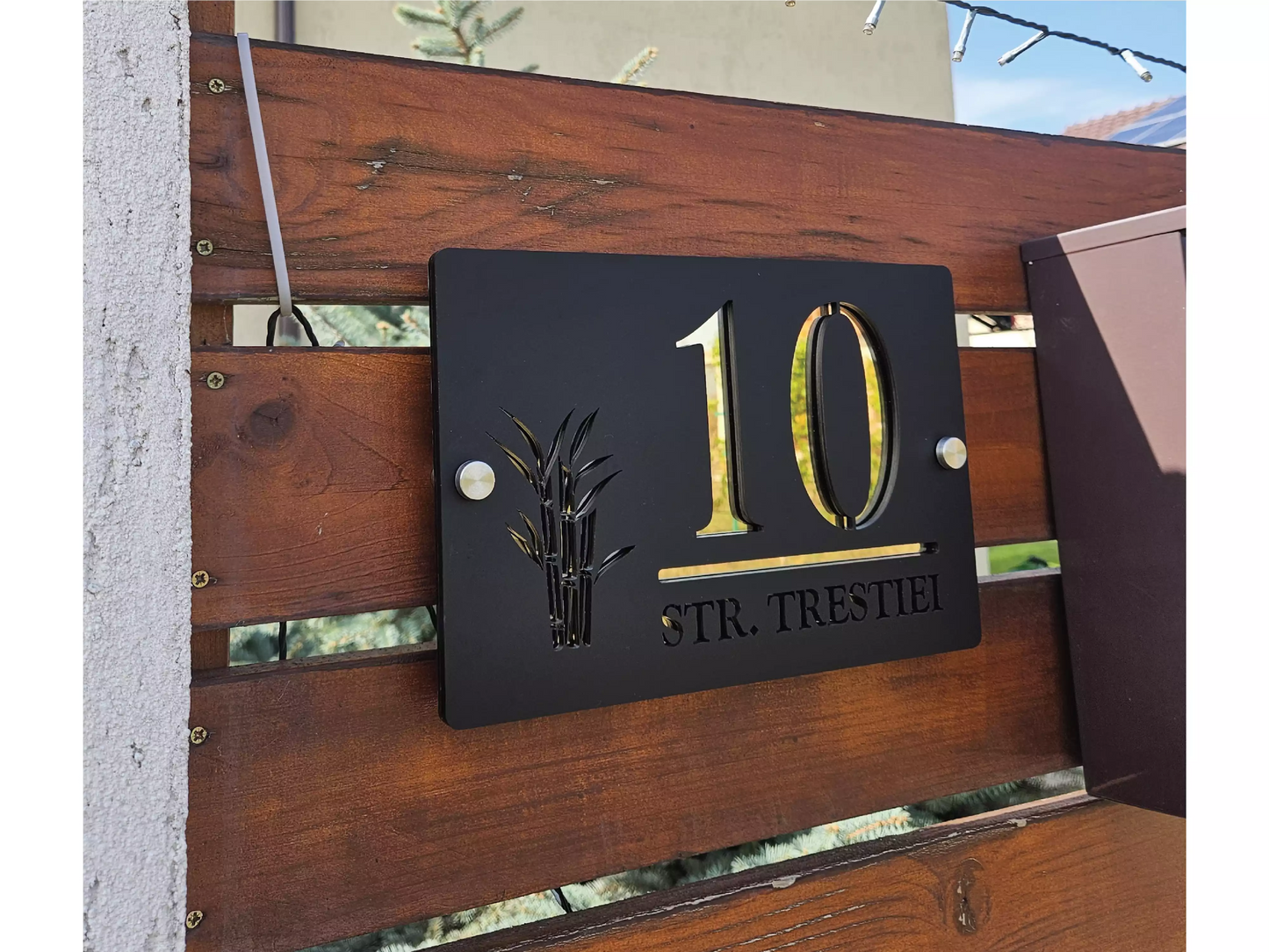 plăcuță număr casă personalizată acrilic negru și aurie, număr casă personalizat modern exterior, plăcuță număr poartă design premium