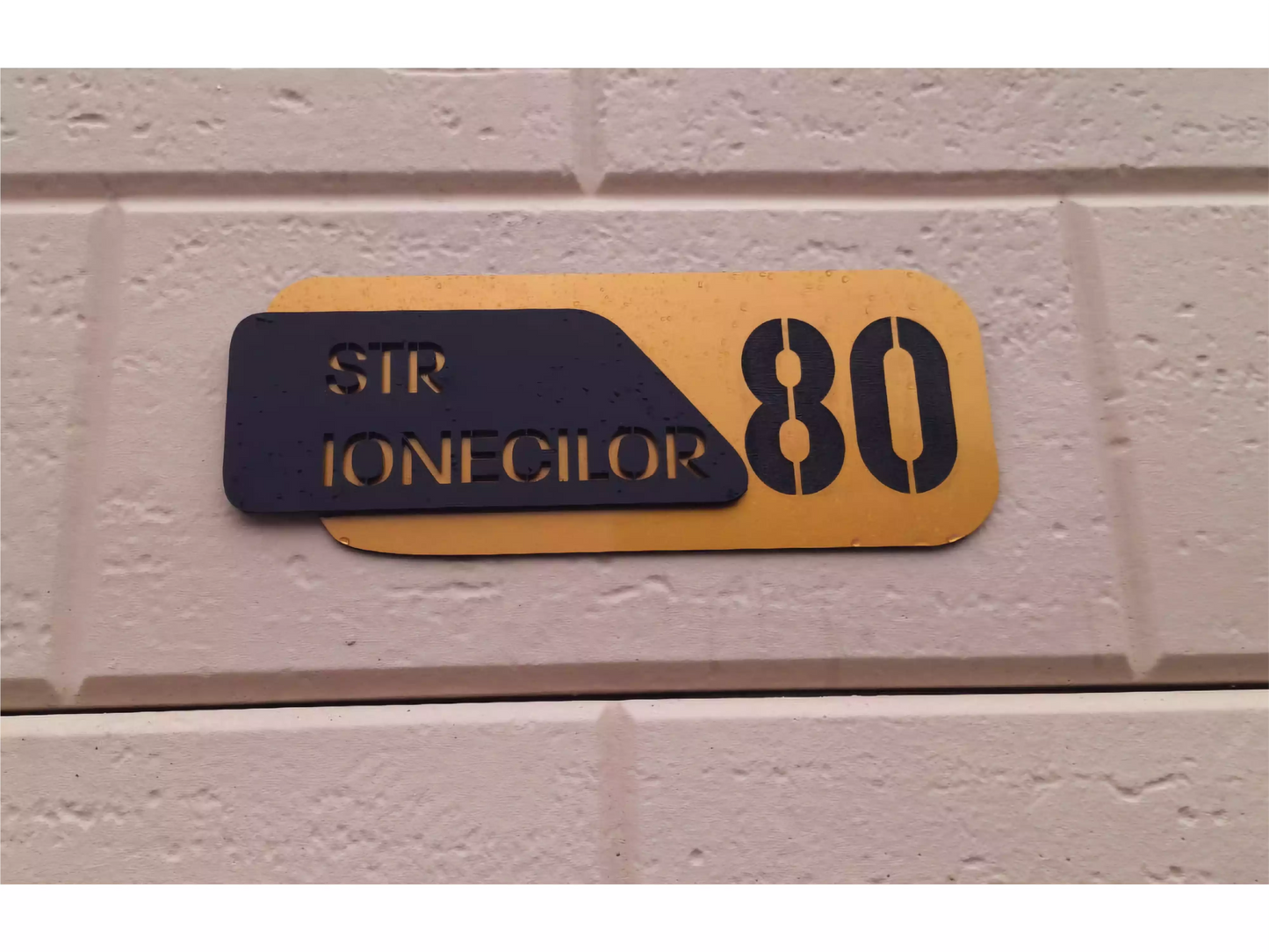 plăcuță număr casă personalizată acrilic negru și auriu, număr casă personalizat modern exterior, plăcuță număr poartă acrilic negru auriu