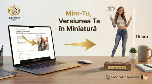 igurină personalizată 2D Mini-Tu de 15 cm realizată după fotografie, așezată pe birou lângă un laptop, produs Fabricat în România de Agnostic Design.
