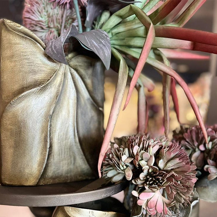 Vază decorativă TAMONA A din aluminiu, finisaj auriu antic, 23 x 8 x 30 cm