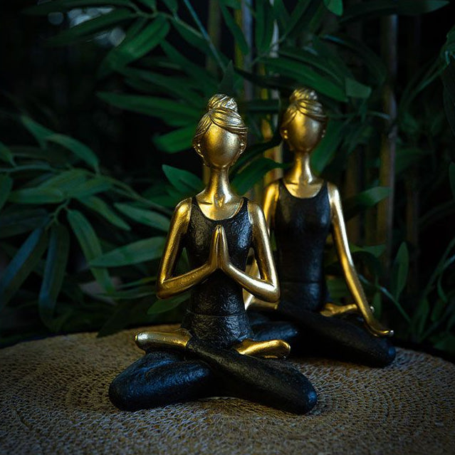 Figurină HABENA YOGA B din polirășină, corp auriu și bază neagră, 14 x 9 x 19 cm
