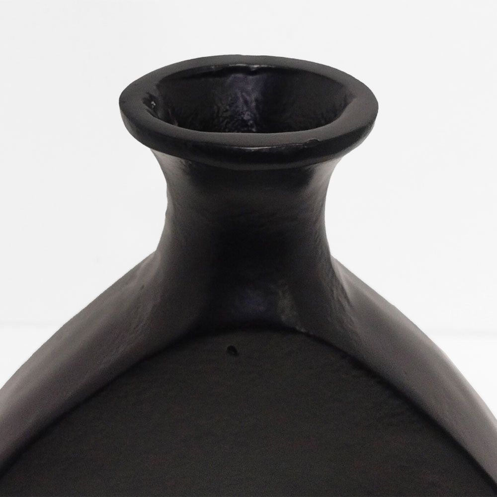 Vază NALENA TRIANGLE din aluminiu negru, 33 x 5 x 38 cm
