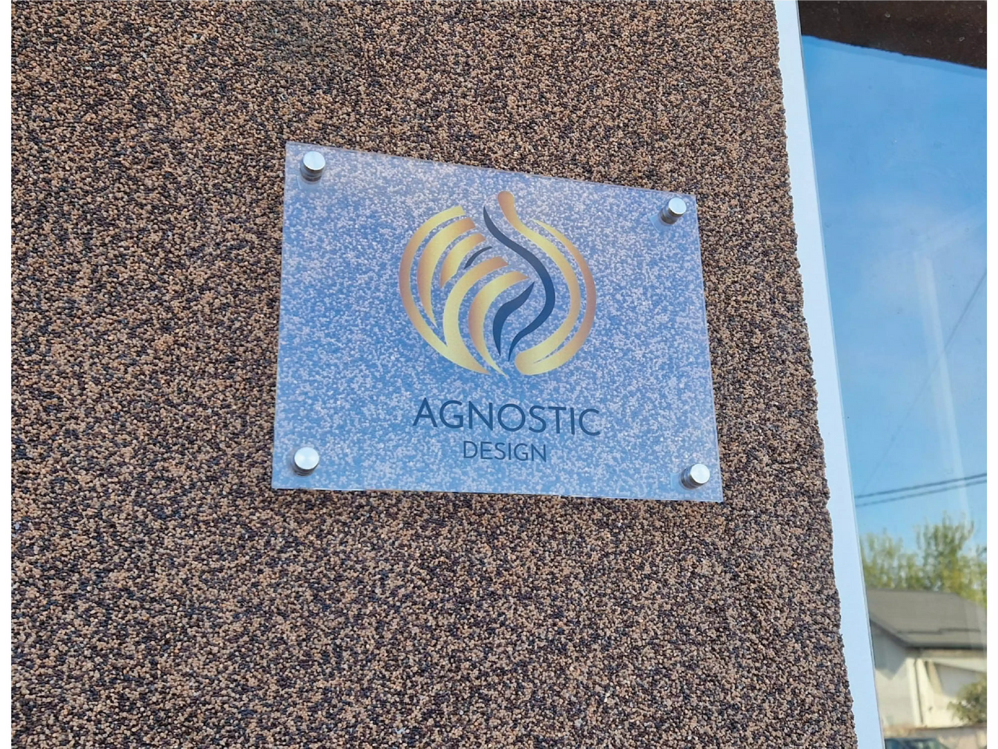 Plăcuță Personalizată cu Logo și Nume din Acrilic