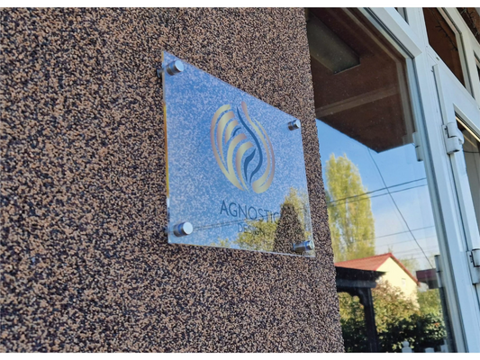 Plăcuță Personalizată cu Logo și Nume din Acrilic