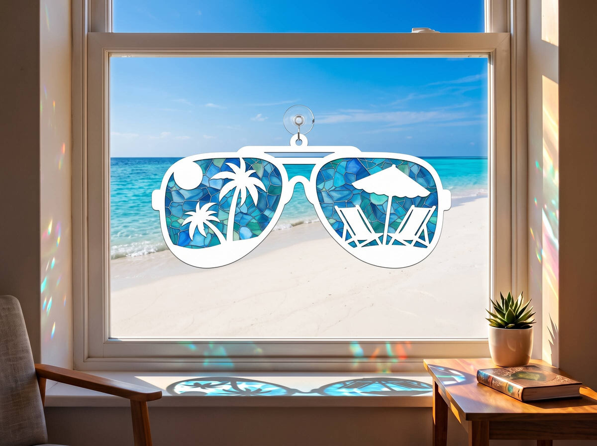 Sun Catcher Ochelari de Soare Tropicali pe geam, cu reflexii marine și peisaj de plajă exotică.