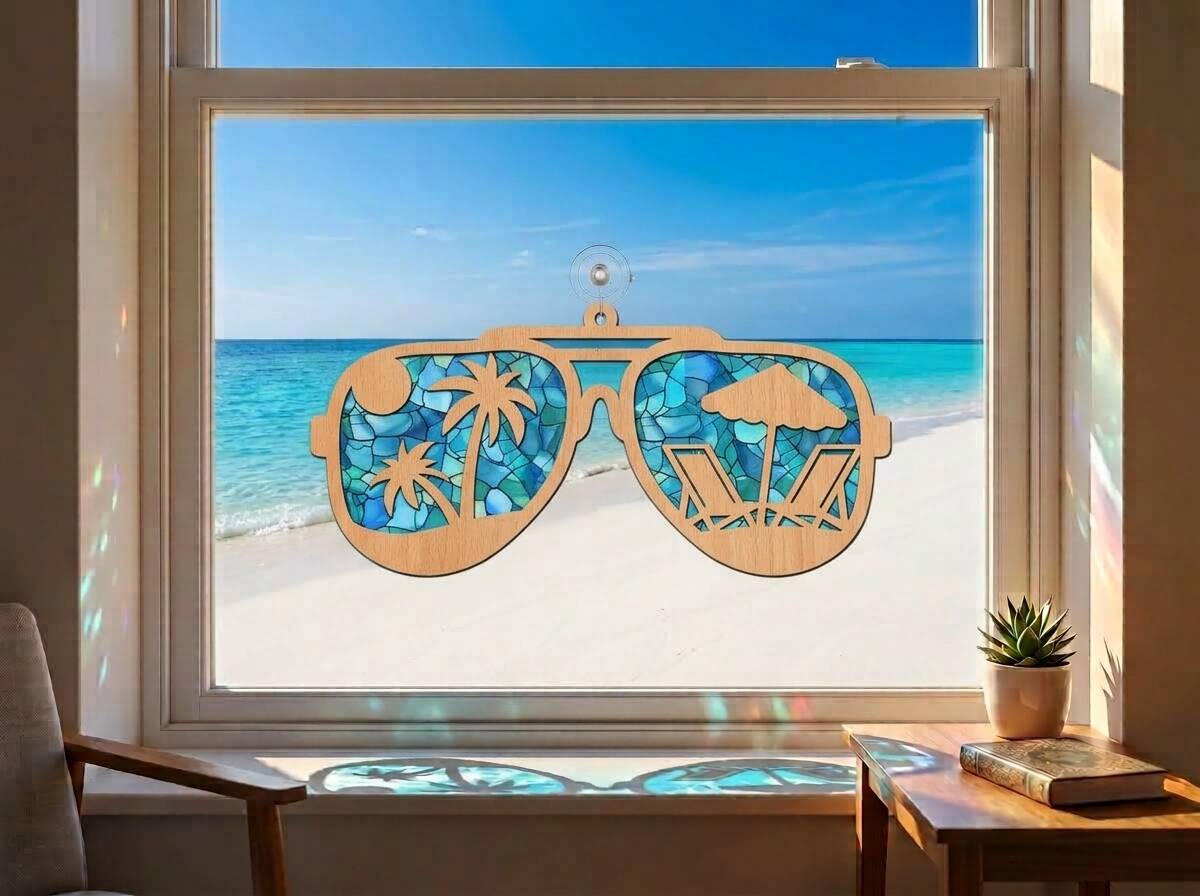Sun Catcher Ochelari de Soare Tropicali pe geam, cu reflexii marine și peisaj de plajă exotică.