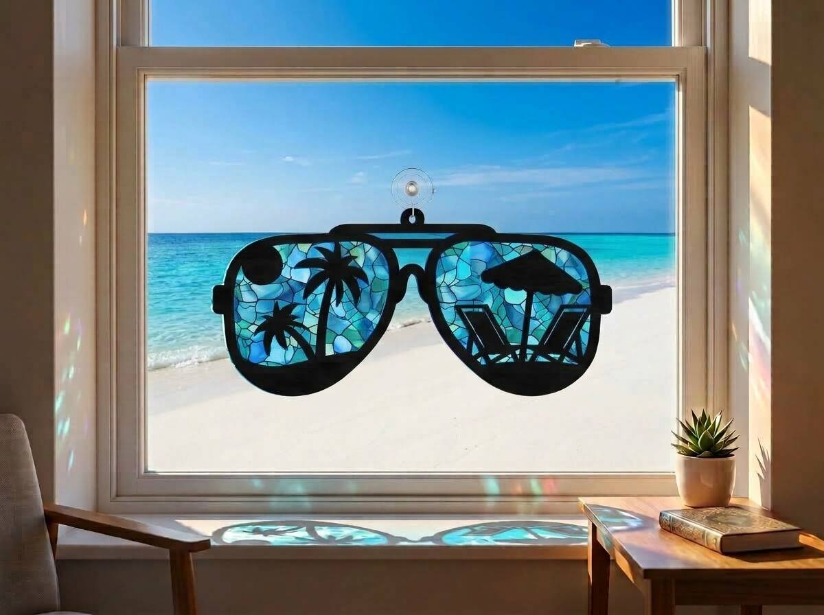 Sun Catcher Ochelari de Soare Tropicali pe geam, cu reflexii marine și peisaj de plajă exotică.