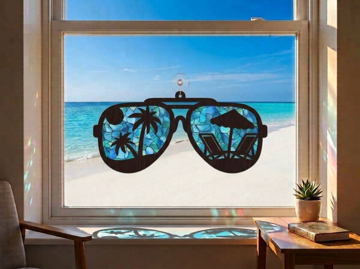 Sun Catcher Ochelari de Soare Tropicali pe geam, cu reflexii marine și peisaj de plajă exotică.