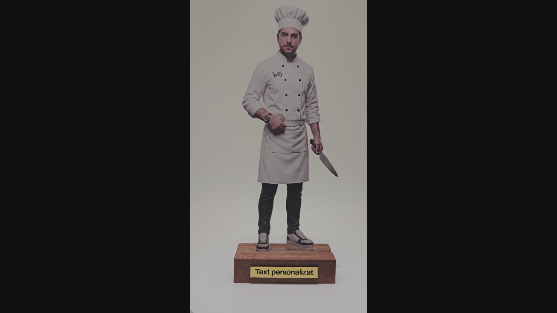 Transformă orice fotografie într-un Mini-Tu personalizat in fotograf de 15 cm. Realizat 2D cu efect 3D, ideal pentru cadouri unice și memorabile.