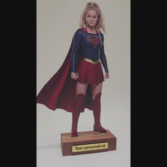 Transformă orice fotografie într-un Mini-Tu personalizat in fotograf de 15 cm. Realizat 2D cu efect 3D, ideal pentru cadouri unice și memorabile.