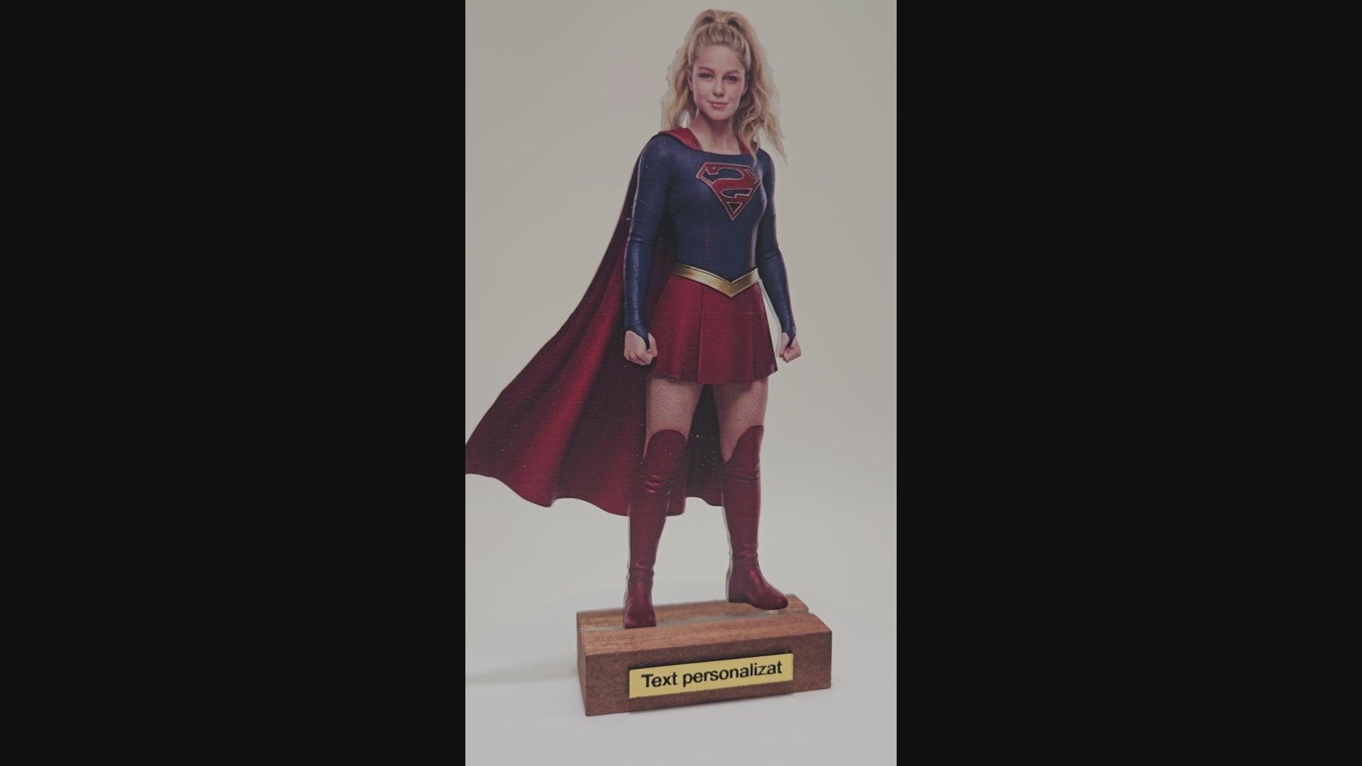 Transformă orice fotografie într-un Mini-Tu personalizat in fotograf de 15 cm. Realizat 2D cu efect 3D, ideal pentru cadouri unice și memorabile.