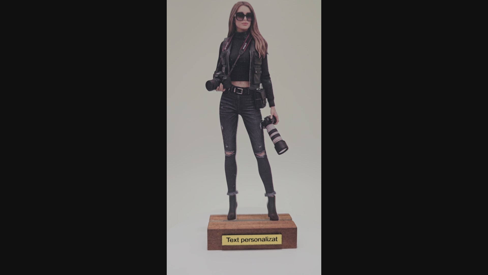 Transformă orice fotografie într-un Mini-Tu personalizat in fotograf de 15 cm. Realizat 2D cu efect 3D, ideal pentru cadouri unice și memorabile.