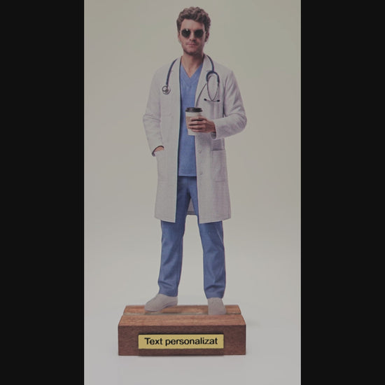 Transformă orice fotografie într-un Mini-Tu personalizat in doctor de 15 cm. Realizat 2D cu efect 3D, ideal pentru cadouri unice și memorabile.