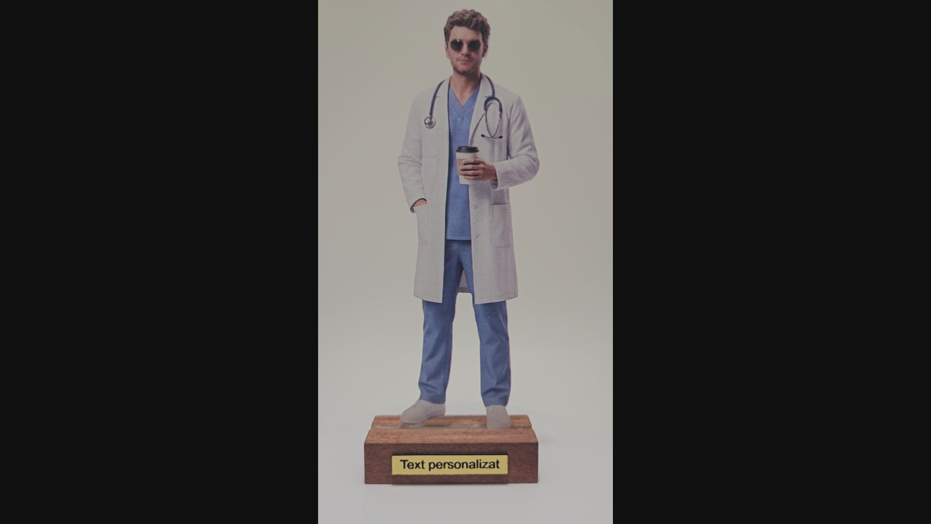 Transformă orice fotografie într-un Mini-Tu personalizat in doctor de 15 cm. Realizat 2D cu efect 3D, ideal pentru cadouri unice și memorabile.