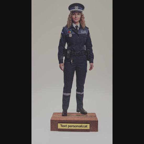 Transformă orice fotografie într-un Mini-Tu personalizat in fotograf de 15 cm. Realizat 2D cu efect 3D, ideal pentru cadouri unice și memorabile.