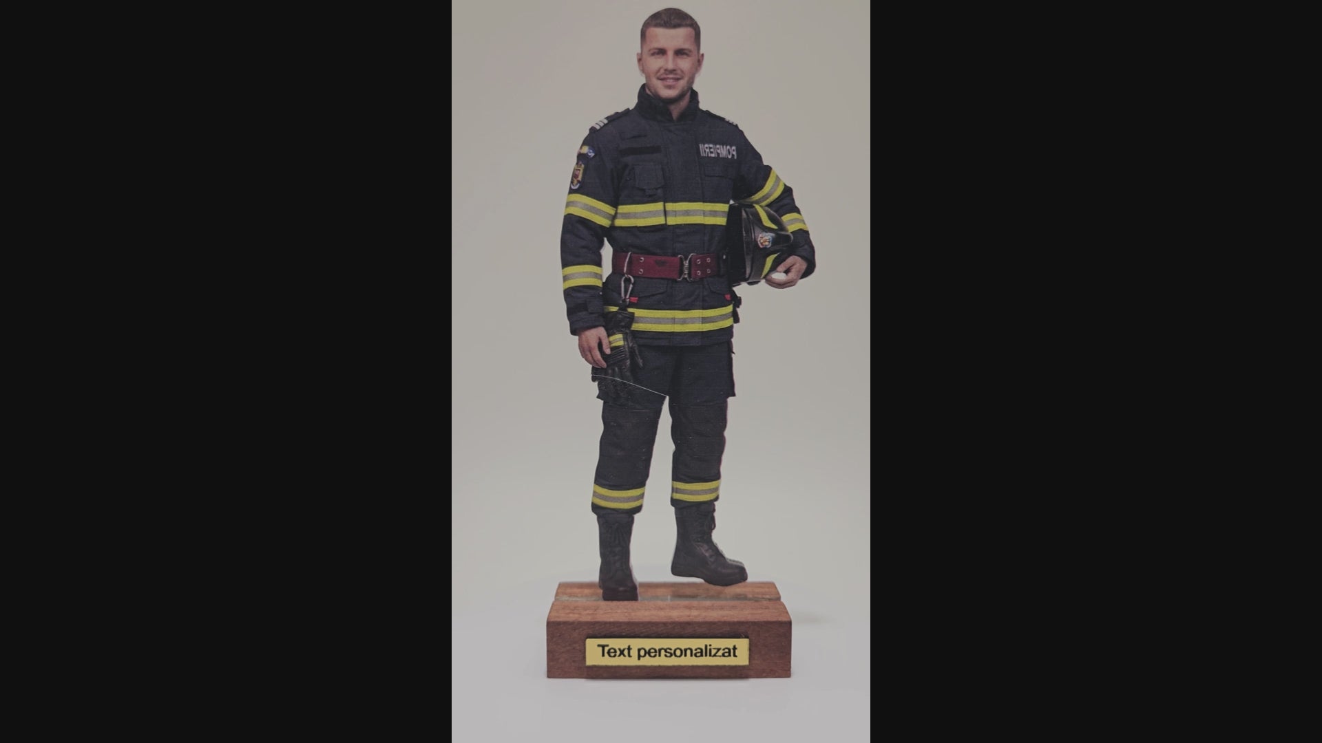 Transformă orice fotografie într-un Mini-Tu personalizat in fotograf de 15 cm. Realizat 2D cu efect 3D, ideal pentru cadouri unice și memorabile.