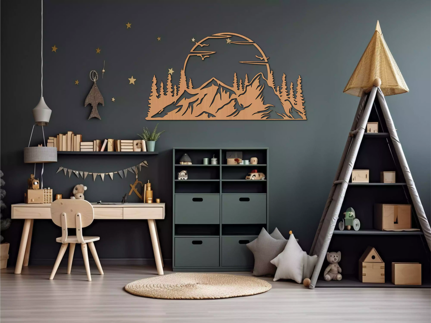 Decorațiunea de lemn "Peisaj Montan" redă într-un stil artistic și elegant frumusețea sălbatică a muntelui. Siluetele zimțate ale piscurilor, pădurile de conifere și zborul păsărilor în fața unui soare imens creează o scenă liniștitoare, care aduce natura mai aproape de tine.