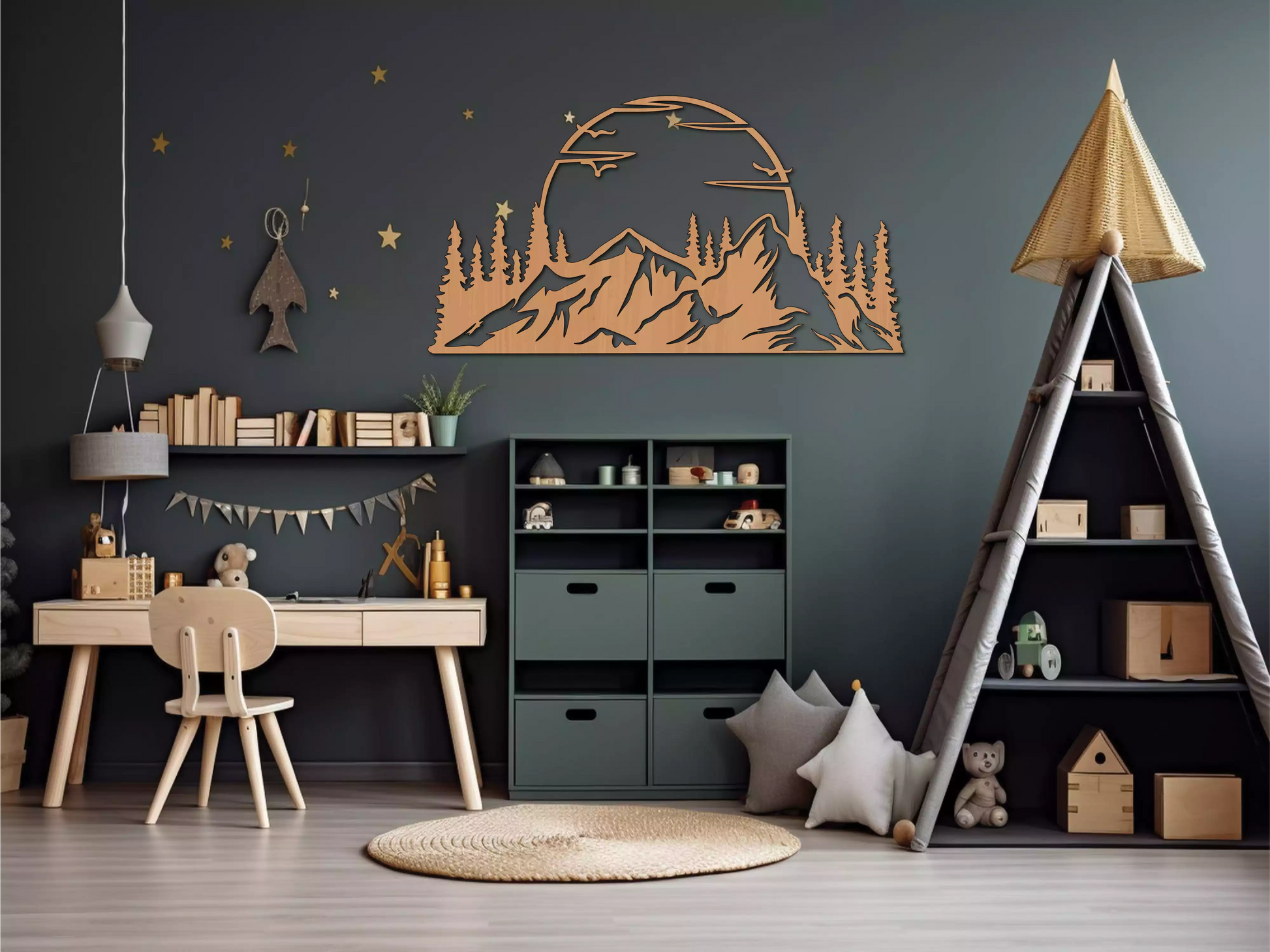 Decorațiunea de lemn "Peisaj Montan" redă într-un stil artistic și elegant frumusețea sălbatică a muntelui. Siluetele zimțate ale piscurilor, pădurile de conifere și zborul păsărilor în fața unui soare imens creează o scenă liniștitoare, care aduce natura mai aproape de tine.