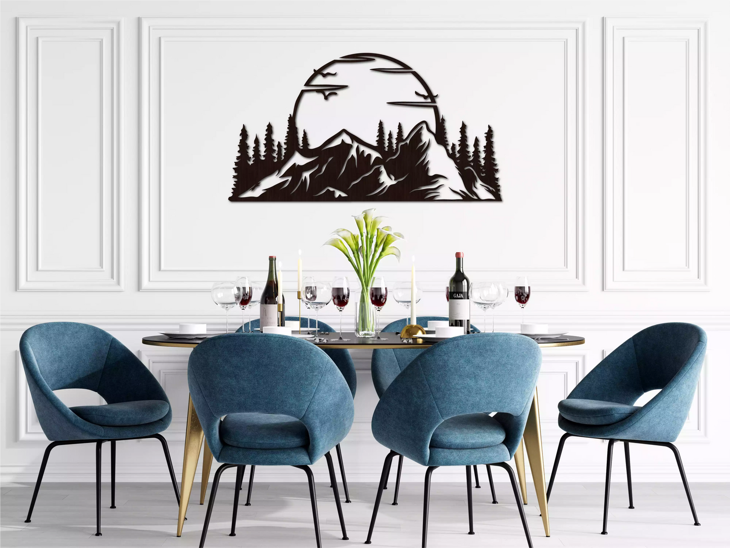Decorațiunea de lemn "Peisaj Montan" redă într-un stil artistic și elegant frumusețea sălbatică a muntelui. Siluetele zimțate ale piscurilor, pădurile de conifere și zborul păsărilor în fața unui soare imens creează o scenă liniștitoare, care aduce natura mai aproape de tine.