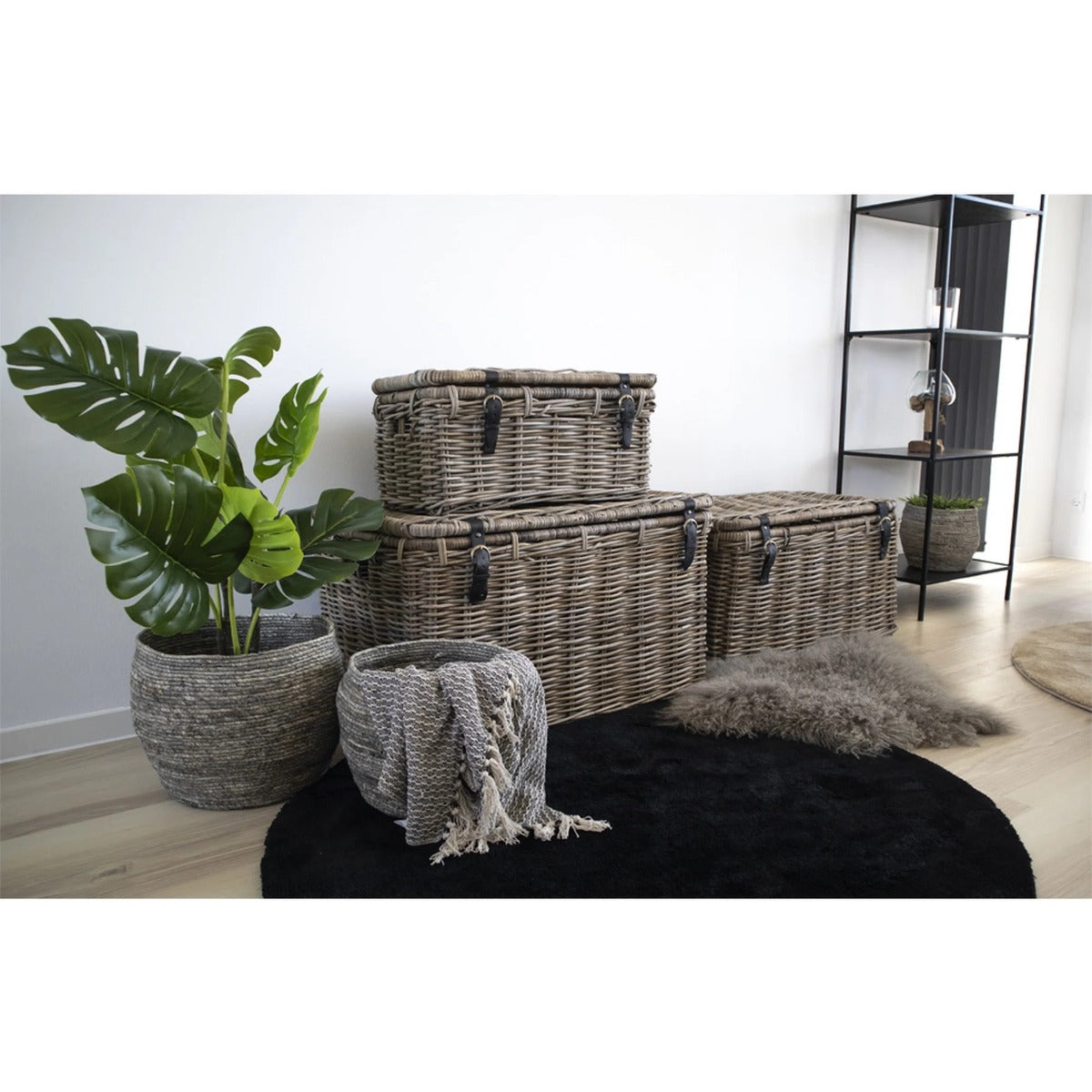 Set 3 coșuri decorative TRIVOLS din ratan kubu gri, mânere din piele, 81 x 51 x 48 cm